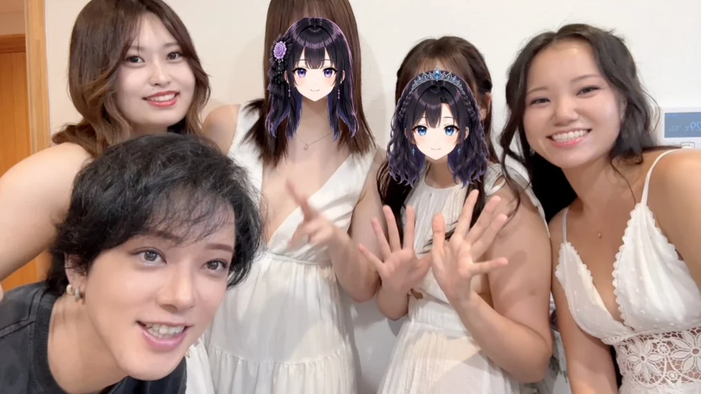 一緒に暮らす女性たちとの集合写真